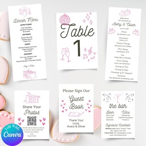 Könnte beinhalten: Eine Sammlung von Hochzeits-Papeterie, darunter eine Speisekarte, Tischnummer, Zeremonie-Details, Gästebuchschild, Barkarte und Fotokarte. Die Designs weisen rosa Akzente und herzförmige Kekse auf.