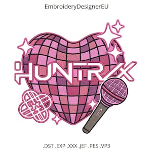 Può includere: Un design ricamato con un cuore rosa con un motivo a griglia, la parola "HUNTRX" in bianco, un microfono e accenti a stella. Il design è nei toni del rosa e del bianco, con un tocco di marrone.