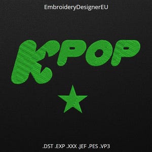Può includere: Testo ricamato verde "KPOP" con una stella su sfondo nero. Il testo è in un carattere arrotondato e giocoso. L'immagine include anche il testo ".DST .EXP .XXX .JEF .PES .VP3" in basso e "EmbroideryDesignerEU" in alto.
