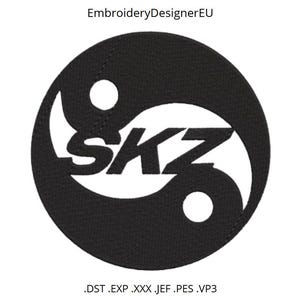 Può includere: Una toppa ricamata in bianco e nero con un design yin-yang. La toppa presenta le lettere "SKZ" in bianco, centrate all'interno del simbolo bianco e nero. Il testo "EmbroideryDesignerEU" è in alto.