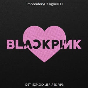 Può includere: Sfondo nero con un cuore rosa e la parola "BLACKPINK" in lettere rosa. Il testo è ricamato. L'immagine include anche il testo "EmbroideryDesignerEU" in alto e le informazioni sul tipo di file in basso.