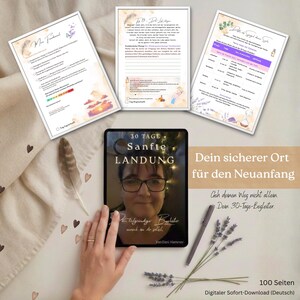 Op de afbeelding: Een afbeelding met een tablet met de tekst "30 TAGE Sanfte LANDUNG" en het gezicht van een vrouw. Drie bedrukte pagina's met tekst en afbeeldingen, een veer, een pen en lavendel takjes zijn ook aanwezig. De tekst "Dein sicherer Ort für den Neuanfang" is zichtbaar.