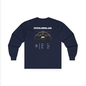Könnte beinhalten: Marineblaues Langarmshirt mit einer Grafik eines schwarzen Toyota Supra A90 Autos. Der Text "TOYOTA SUPRA A90" befindet sich über dem Auto-Bild. Zusätzlicher Text enthält "YEAR 1993" und Autospezifikationen.