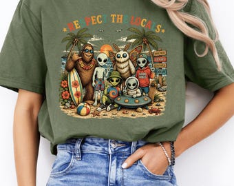 Respeta a los locales PNG, Playa alienígena Bigfoot PNG, Sublimación de críptidos vintage, Diseño retro de verano OVNI de Mothman, Descarga instantánea