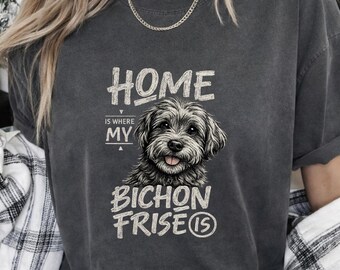 Cita divertida para amantes de los perros Bichón Frisé: "El hogar es donde está mi Bichón Frisé". Humor para dueños de cachorros adorables. Ilustración de mascotas en formato PNG. Descarga digital.