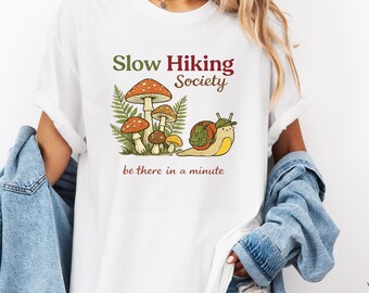Slow Hiking Society PNG Caracol Champiñón Cottagecore camisetas Humor de naturaleza Introvertido Estética del bosque Estaré allí en un minuto descarga digital