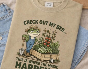 Imagen PNG de una rana jardinera divertida, diseño de huerto elevado, amante de los huertos, clipart de rana estilo cottagecore, sublimación de jardín de granja.