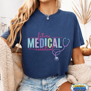 Peut inclure: T-shirt bleu marine avec l'inscription "future MEDICAL assistant" dans un design coloré, comprenant un graphique de stéthoscope. Le t-shirt est de style décontracté.