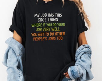 Mi trabajo tiene esta cosa genial. Imagen PNG divertida de un oficinista, regalo de humor sarcástico para compañeros de trabajo, chiste sobre el agotamiento laboral (descarga digital).