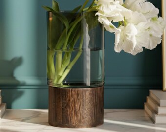 Nordic glazen bloemenvaas - donkere houten basis, minimalistisch interieur