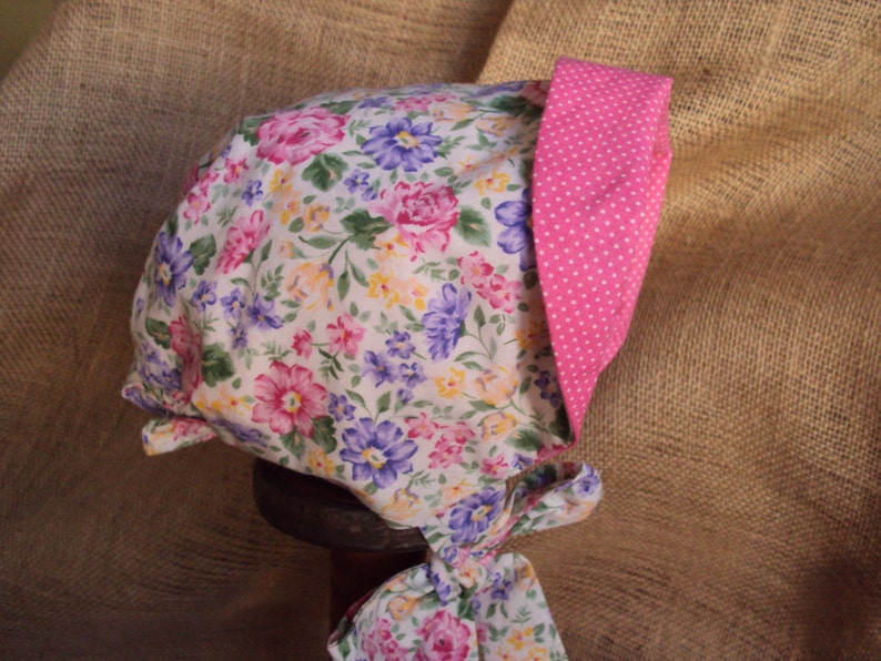 Reversible baby bonnetNew Babypink dot on one side, flowers on the other side, cottage chic adjustible fit image 4