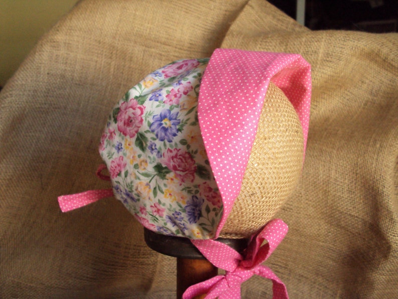 Reversible baby bonnetNew Babypink dot on one side, flowers on the other side, cottage chic adjustible fit image 1