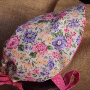 Reversible baby bonnetNew Babypink dot on one side, flowers on the other side, cottage chic adjustible fit image 3