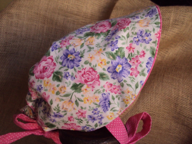 Reversible baby bonnetNew Babypink dot on one side, flowers on the other side, cottage chic adjustible fit image 3