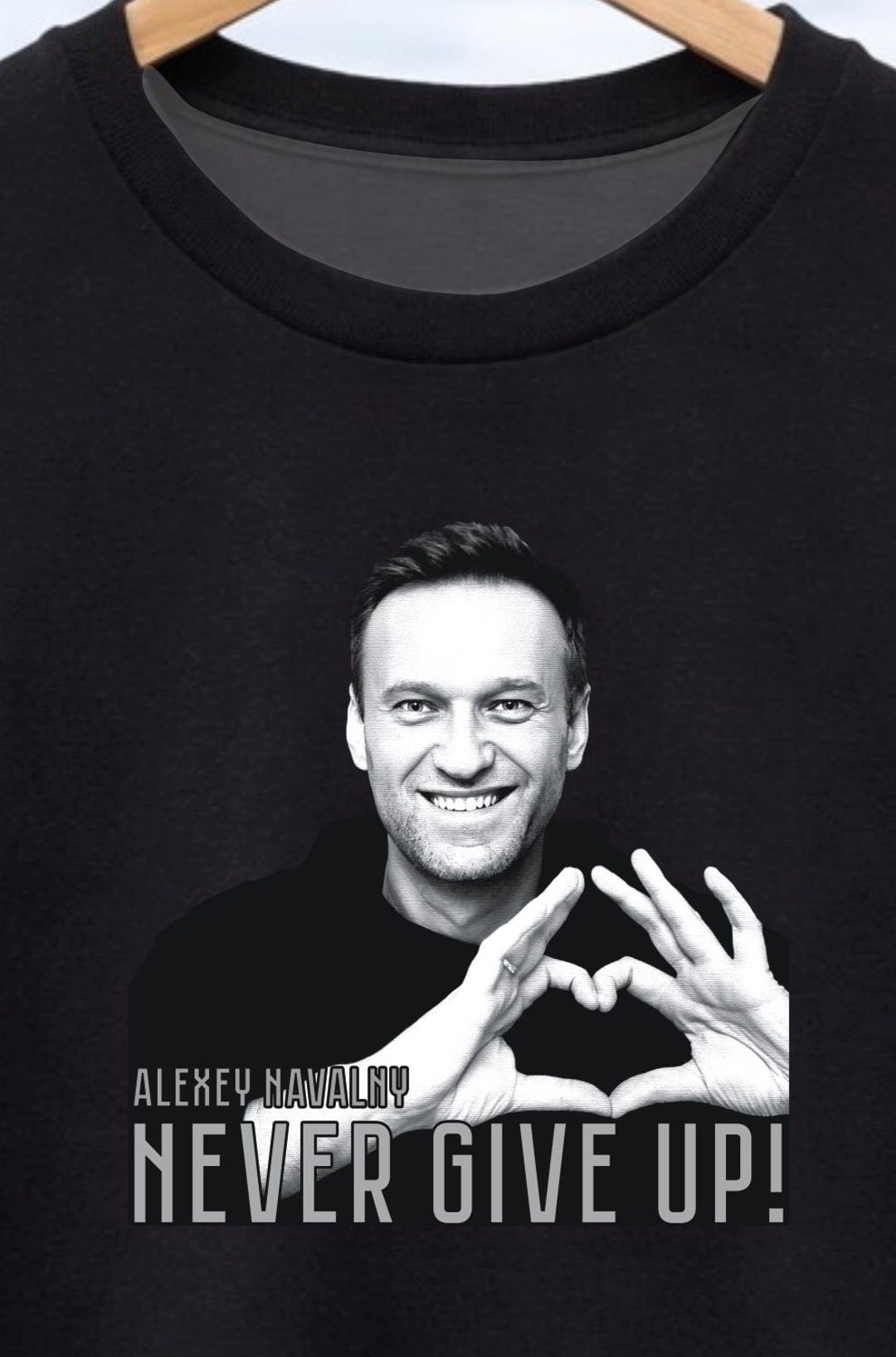 Heart Gesture – Never Give up Quote T-shirt – Alexei Navalny Memorial ...
