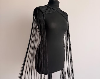 Épaule en macramé noir avec longs glands, harnais festival bohème, tenue Burning Man