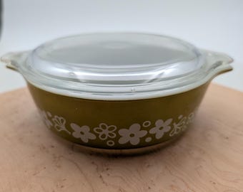 PYREX 471 1 pint casserole dish with 470-C lid featuring the Spring Blossom Green print. (Crazy Daisy)