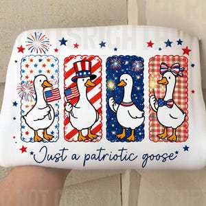 Op de afbeelding: Een witte keramische mok met een zwart handvat en de tekst "But First, Coffee" in een vetgedrukte, zwarte letter. De mok staat tegen een neutrale achtergrond, wat het eenvoudige ontwerp benadrukt.