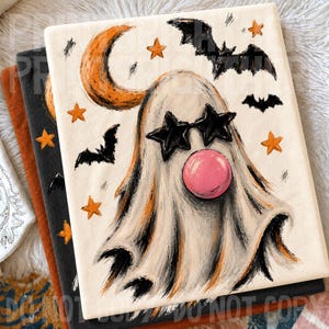 Pode incluir: Uma tela retangular com um fantasma branco usando óculos de sol pretos em forma de estrela e soprando uma bolha rosa. O fundo inclui uma lua crescente laranja, morcegos pretos e estrelas laranja com um estilo de pintura de pinceladas.