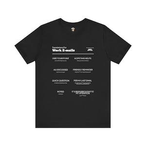 以下が含まれることがあります： 白文字の黒いTシャツ。デザインには「Translations For Work E-mails」という言葉や、「I see your point」や「Hope this helps」などのフレーズが含まれています。Tシャツはクルーネックで半袖です。