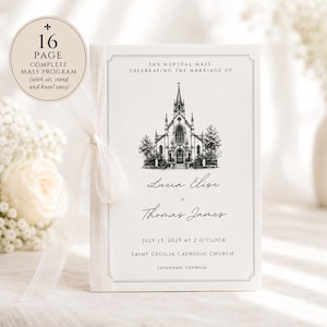 Può includere: Un libretto per la messa di matrimonio di 16 pagine con un'illustrazione a inchiostro nero di una chiesa, il testo "The Nuptial Mass Celebrating the Marriage of Lucia Elise & Thomas James", la data "July 13, 2029" e un nastro bianco trasparente.