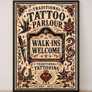 Op de afbeelding: Een ingelijste poster met de tekst TRADITIONAL TATTOO PARLOUR, WALK-INS WELCOME en TRADITIONAL TATTOOING. Het ontwerp bevat illustraties van een zwaluw, een roos, een slang, een dolk, een hoefijzer, een ster en een brandend hart.