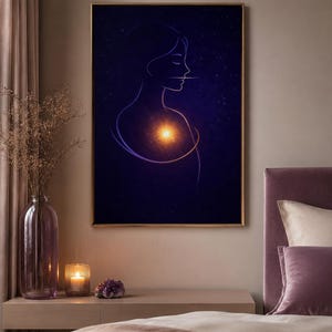 Peut inclure: Une impression d'art mural encadrée présentant un fond bleu nuit étoilé avec la silhouette en lignes blanches d'une personne de profil. Une lumière dorée vive et rayonnante émane de la poitrine, entourée d'un fin anneau lumineux circulaire.
