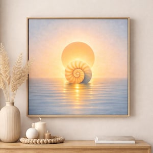Peut inclure: Tableau encadré carré représentant une coquille de nautile devant un soleil couchant sur l'eau. La coquille est orange et blanche, le soleil est jaune vif. L'eau reflète la lumière du soleil, créant une scène chaleureuse et sereine. L'œuvre est exposée sur une surface en bois.