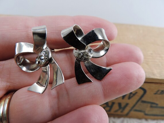 Vintage NOS silvertone Rhinestone Bow Brooch and … - image 8