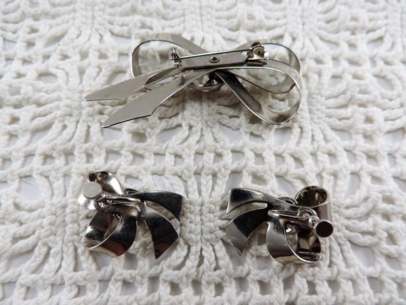 Vintage NOS silvertone Rhinestone Bow Brooch and … - image 2