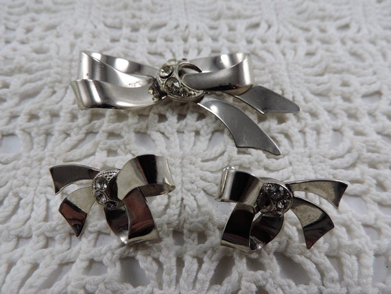 Vintage NOS silvertone Rhinestone Bow Brooch and … - image 1