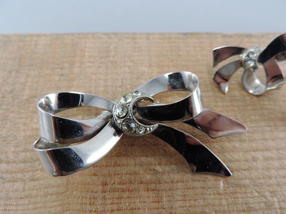 Vintage NOS silvertone Rhinestone Bow Brooch and … - image 4