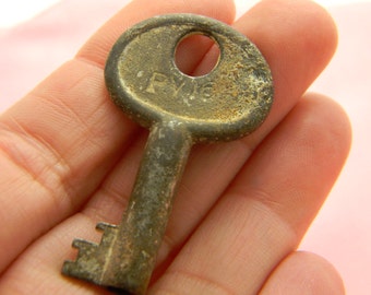 Vintage skeleton barrel key silver and patina PV16