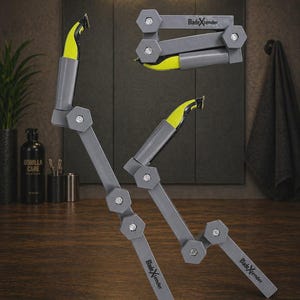 Könnte beinhalten: Graues "Blade Xtender" Werkzeug mit gelb-schwarzem Trimmerkopf, zur Verlängerung der Reichweite eines Trimmers. Das Werkzeug wird in verschiedenen Konfigurationen gezeigt, mit sichtbaren sechseckigen Gelenken und dem "Blade Xtender"-Logo.