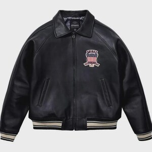 Pu&ograve; includere: Un set di tre tazze in ceramica con finitura opaca e macchiettata. Le tazze sono nei toni del crema, grigio chiaro e grigio scuro. Ogni tazza ha un design semplice e minimalista e un manico arrotondato.