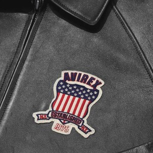 Pu&ograve; includere: Un cartello in legno fatto a mano con la scritta "Welcome" in stile scritto a mano. Il cartello &egrave; dipinto di bianco con una finitura invecchiata e un piccolo cuore decorativo. Per interni o esterni.