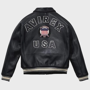 Pu&ograve; includere: Set di tre tazze in ceramica con finitura opaca e macchiettata. Le tazze sono nei toni del crema, grigio chiaro e grigio scuro. Ogni tazza ha un design semplice e minimalista.