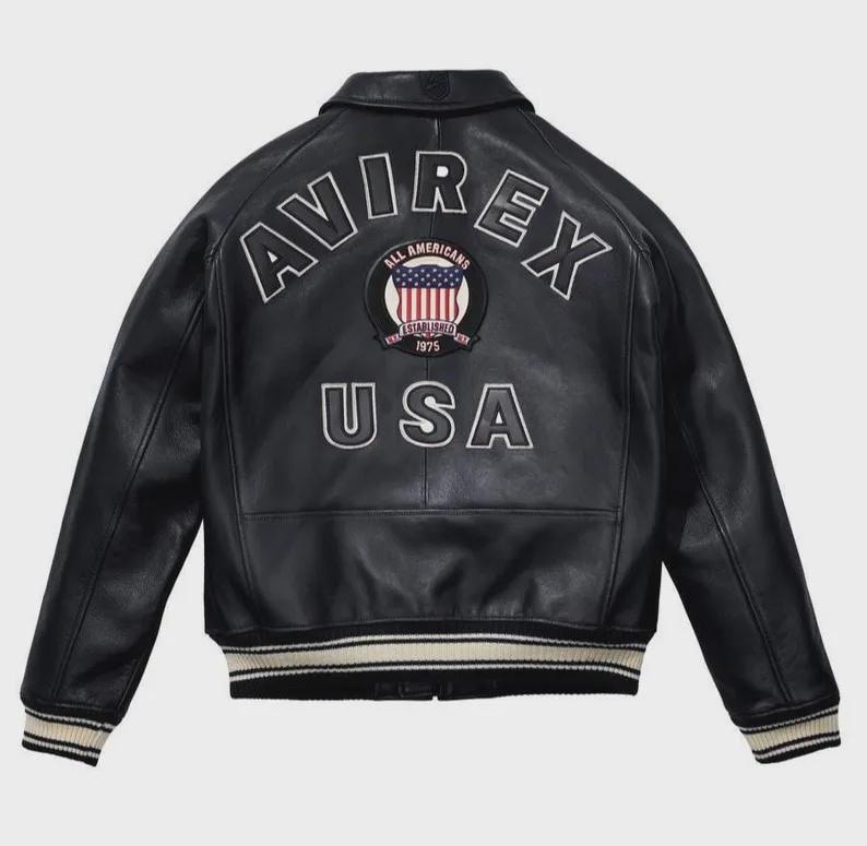 Pu&ograve; includere: Set di tre tazze in ceramica con finitura opaca e macchiettata. Le tazze sono nei toni del crema, grigio chiaro e grigio scuro. Ogni tazza ha un design semplice e minimalista.