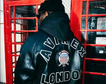 Giacca stile college in pelle nera Avirex London – Patch All American 1975, bomber premium in stile streetwear