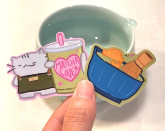 Set vinylstickers van een kat die van matcha houdt en een vis in een matcha-kom | waterdicht, geschikt voor laptop, waterfles, stickerset, dagboek, cadeau voor een vriend(in), schattig
