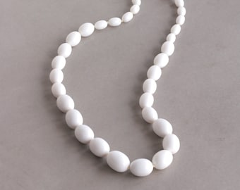 Vintage Signet Trifari White Lucite Oval Beads Necklace