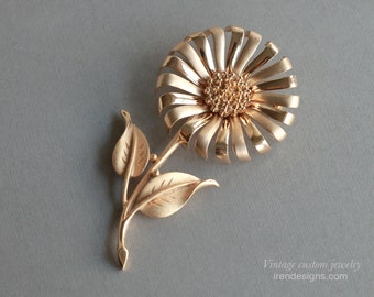 Vintge Signed Hedy Gold Flower Brooch. Large Pin