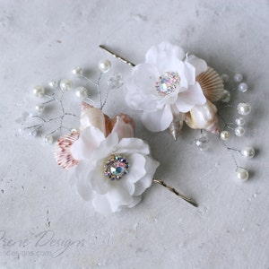 Handmade White flower and seashells bobby pin. Beach wedding headpiece. White flower and pearls Bobby pin
