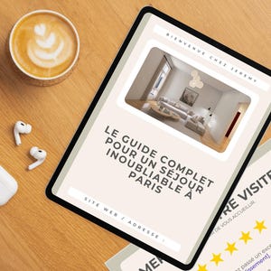 Peut inclure: Une tablette numérique affiche un guide de voyage intitulé "LE GUIDE COMPLET POUR UN SÉJOUR INOUBLIABLE À PARIS". L'image comprend une tasse de café avec du latte art, des écouteurs sans fil et une feuille d'avis avec des étoiles, le tout sur une surface en bois.