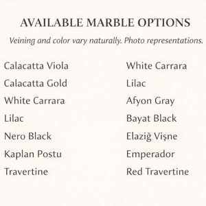 K&ouml;nnte beinhalten: Eine Liste von Marmoroptionen mit Namen wie Calacatta Viola, White Carrara und Lilac. Der Text "AVAILABLE MARBLE OPTIONS" steht oben, mit einem Hinweis auf Maserung und Farbvariation.