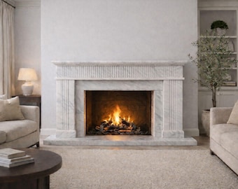 Marmor-Kaminmantel aus Carrara-Weiß - Naturstein-Kaminumrandung - Geriffelter, benutzerdefinierter Größe Mantel
