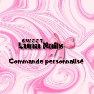 Peut inclure: Fond rose et blanc tourbillonnant avec le texte "Sweet Luna Nails" en noir et un nœud rose. En dessous, la phrase "Commande personnalisé" est en noir.