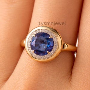 Anillo de boda con zafiro azul redondo de talla redonda, piedra natal de septiembre, diseño de botón de caramelo con halo y engaste de bisel grueso, plata 925.