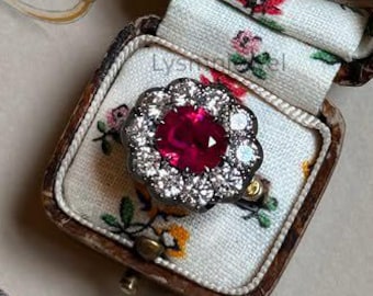 Anillo de estilo vintage con rubí rojo engastado en forma ovalada y halo de diamantes CZ, anillo de compromiso de estilo georgiano, anillo de oro ennegrecido con inspiración floral, plata 925.