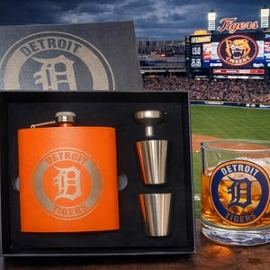 Set de regalo de petaca y vaso de bourbon de los Detroit Tigers – Regalo para el aficionado al béisbol de Detroit – Regalo para padrinos de boda / Día del Padre – Regalo para él – Regalo para amantes del whisky